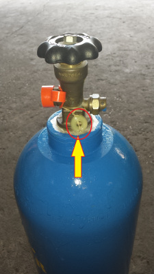 shows the washer on the neck of the cylinder